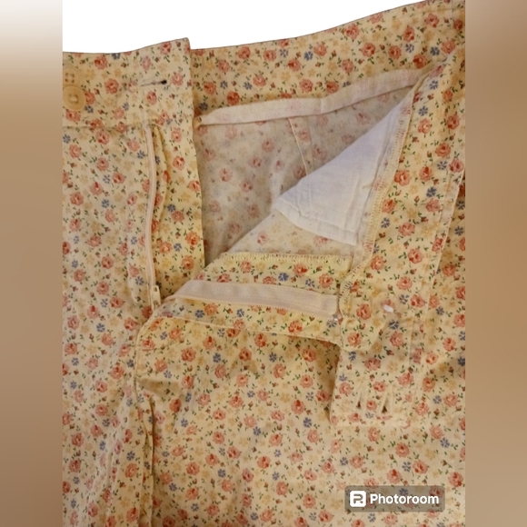 Ralph Ralph Lauren floral shorts. Womens. Size 8. - Picture 2 of 11